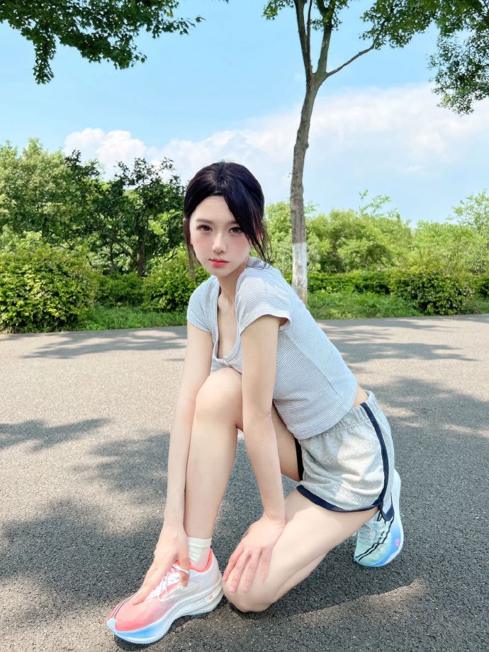 谢贤前妻甄珍得知谢贤去世消息难过落泪：他对我那么好那么照顾我